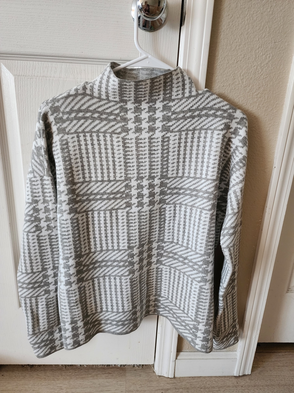 Max Studio Houndstooth Mock Neck Sweater Gray White Size Small